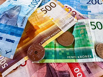 Norske kroner av Arnt Arnt Brandseth https://no.wikipedia.org/wiki/Fil:KONTANTER.jpg